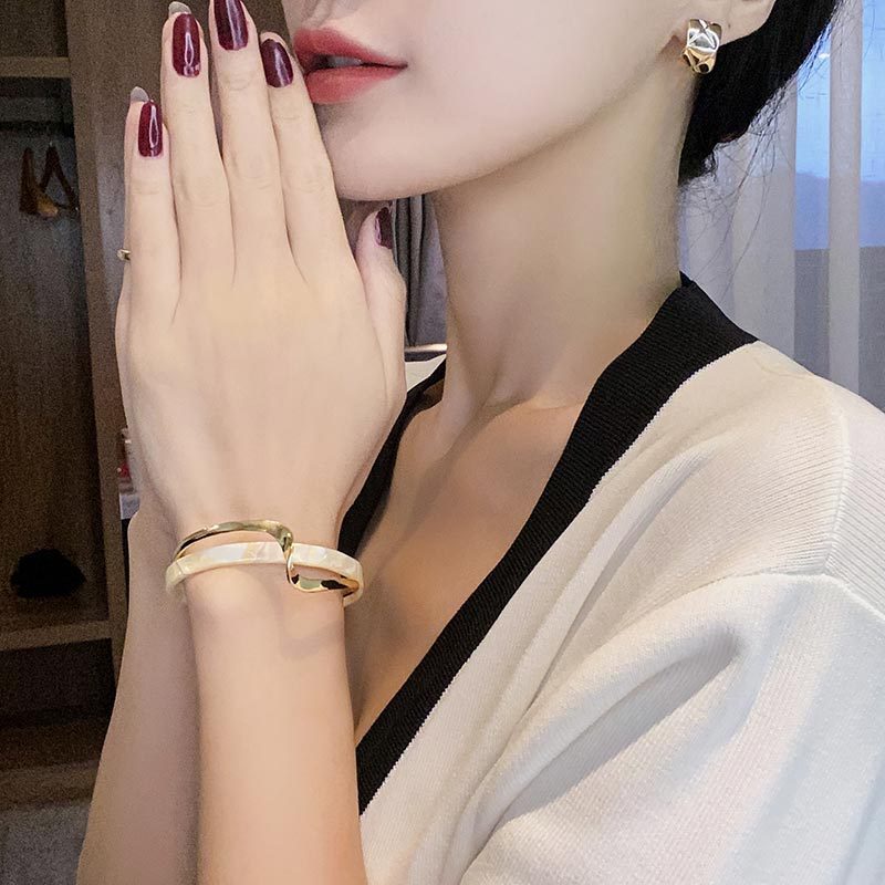 Pulsera de metal con placa de mariscos blancos para mujer, apertura ajustable, diseño de 2 capas, joyería ligera de lujo para mujer, regalos de moda.