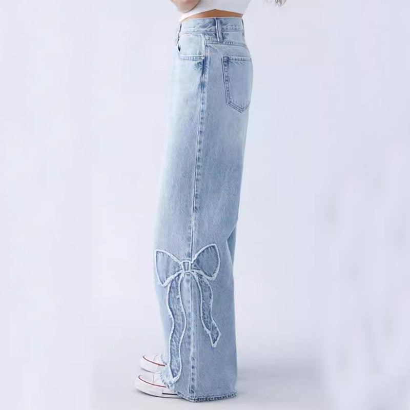 Pantalones rectos bordados con laterales deshilachados y diseño de mariposas, pantalones holgados de chica atractiva.