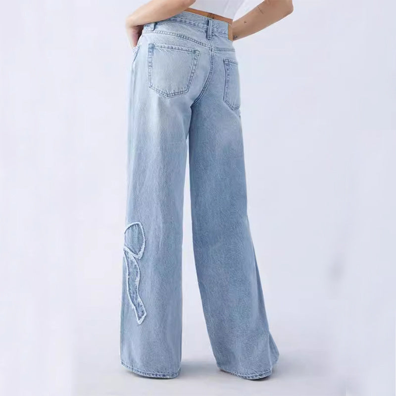 Pantalones rectos bordados con laterales deshilachados y diseño de mariposas, pantalones holgados de chica atractiva.