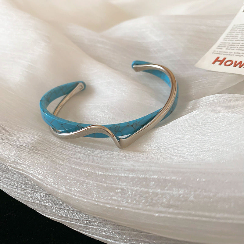 Pulsera de metal con placa de mariscos blancos para mujer, apertura ajustable, diseño de 2 capas, joyería ligera de lujo para mujer, regalos de moda.