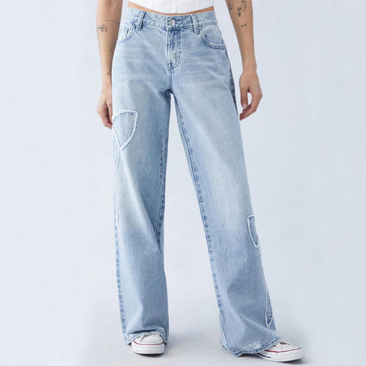 Pantalones rectos bordados con laterales deshilachados y diseño de mariposas, pantalones holgados de chica atractiva.
