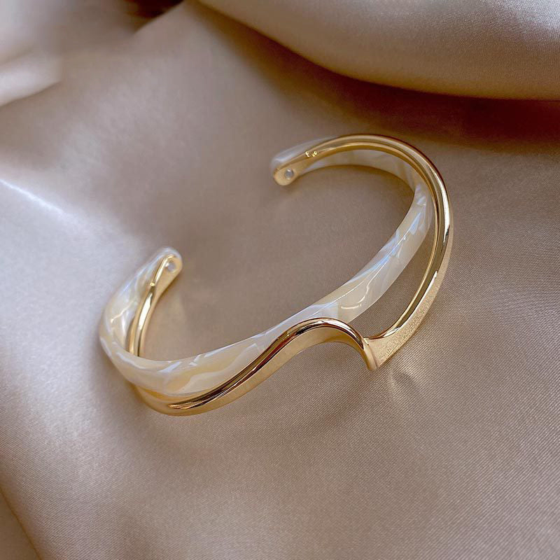 Pulseira de metal com placa de marisco branco para mulheres, abertura ajustável, 2 camadas, design leve, joias de luxo femininas, presentes