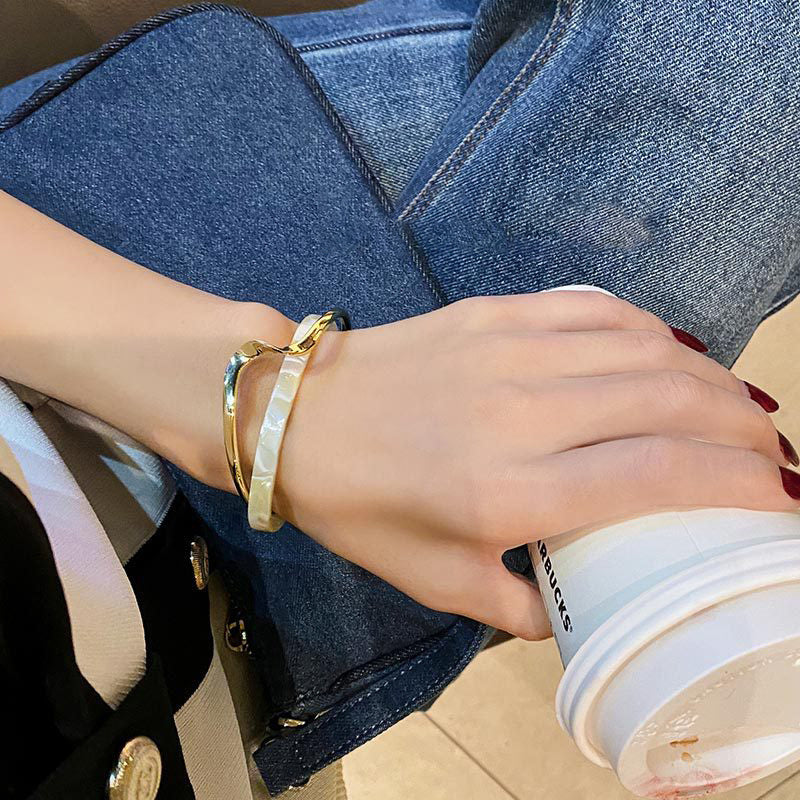 Pulseira de metal com placa de marisco branco para mulheres, abertura ajustável, 2 camadas, design leve, joias de luxo femininas, presentes