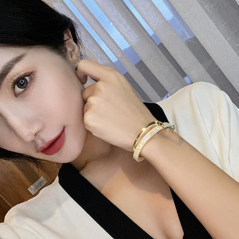 Pulseira de metal com placa de marisco branco para mulheres, abertura ajustável, 2 camadas, design leve, joias de luxo femininas, presentes