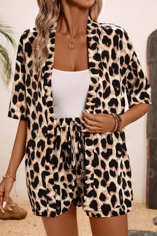 Conjunto de camisa y pantalones cortos con estampado de leopardo retro