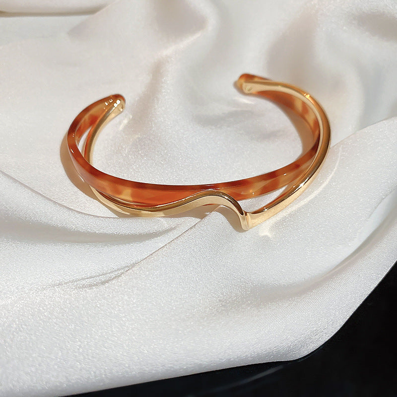 Pulseira de metal com placa de marisco branco para mulheres, abertura ajustável, 2 camadas, design leve, joias de luxo femininas, presentes