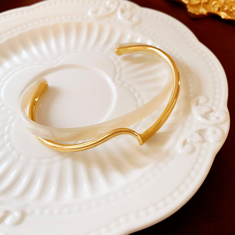Pulseira de metal com placa de marisco branco para mulheres, abertura ajustável, 2 camadas, design leve, joias de luxo femininas, presentes