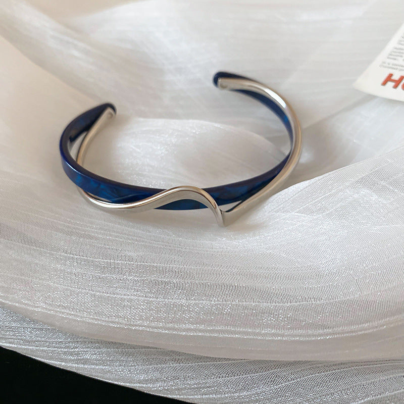 Pulseira de metal com placa de marisco branco para mulheres, abertura ajustável, 2 camadas, design leve, joias de luxo femininas, presentes