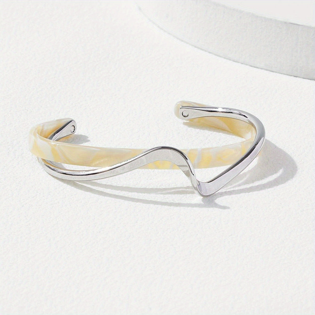 Pulseira de metal com placa de marisco branco para mulheres, abertura ajustável, 2 camadas, design leve, joias de luxo femininas, presentes