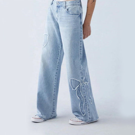 Pantalones rectos bordados con laterales deshilachados y diseño de mariposas, pantalones holgados de chica atractiva.