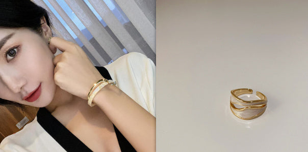 Pulseira de metal com placa de marisco branco para mulheres, abertura ajustável, 2 camadas, design leve, joias de luxo femininas, presentes