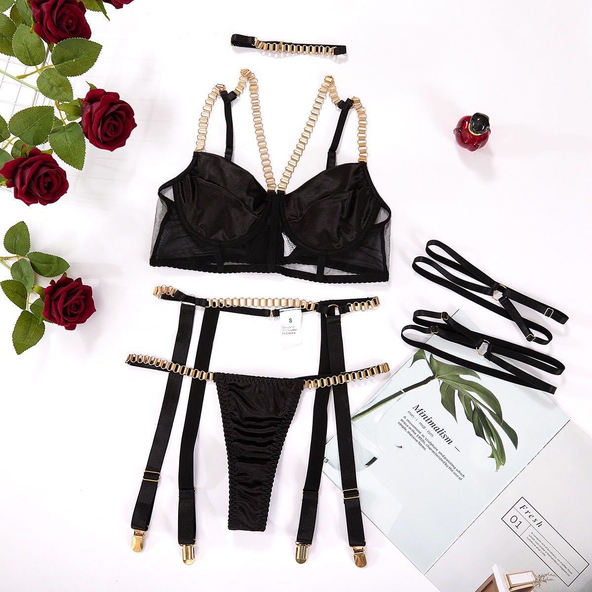 Conjunto de roupa íntima feminina com corrente de metal